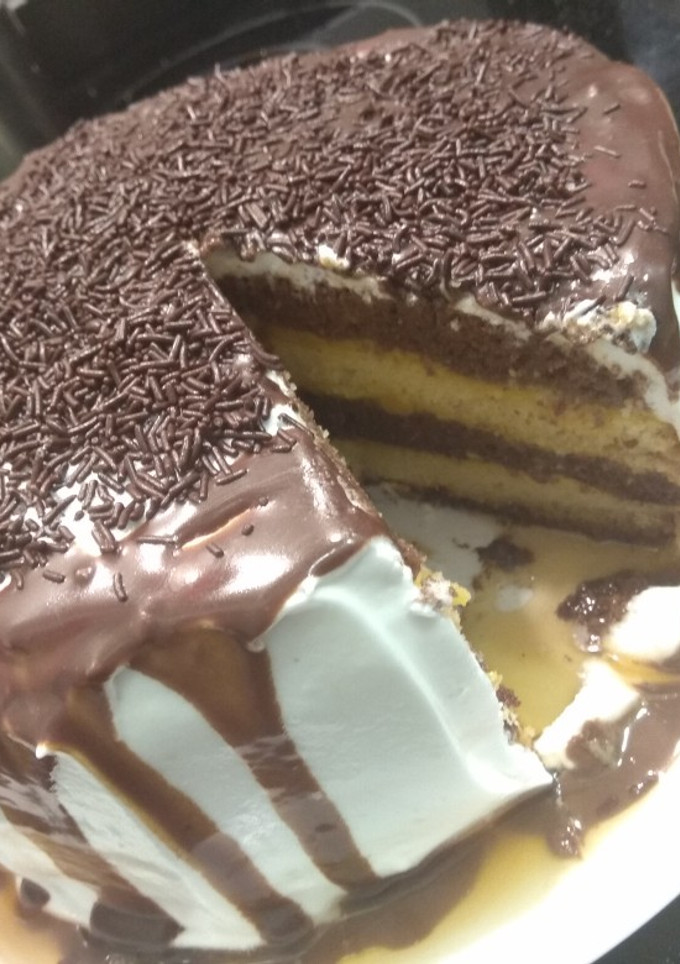 Una foto de Tarta chocovainilla con relleno de natilla de canela