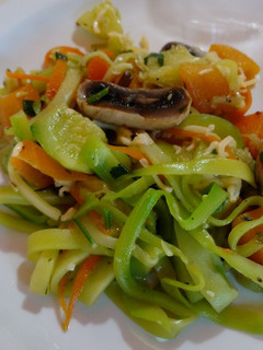 Una foto de Tallarines se zapallitos con verduras salteadas