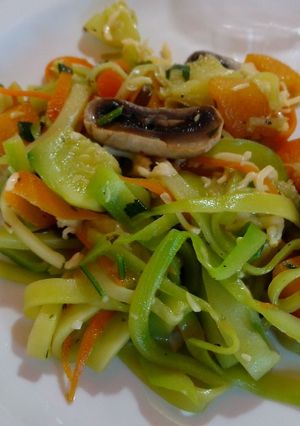 Una foto de Tallarines se zapallitos con verduras salteadas