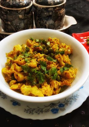 फूलगोभी मटर की सब्जीn(Phulgobhi matar ki sabzi recipe in hindi) रेसिपी मुख्य फोटो