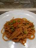 Spaghetti integrali con piselli e tonno