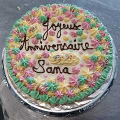 A picture of Gâteau d'anniv chocolat blanc coulis fruits rouges et mascarpone.