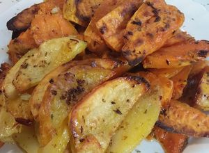 Foto principal de Boniatos y patatas adobados, asados al horno