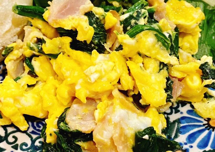 Scrambled eggs with bacon and spinach