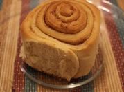 Una foto de frosting rollos de canela