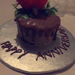 A picture of Chocolate ganache drip.