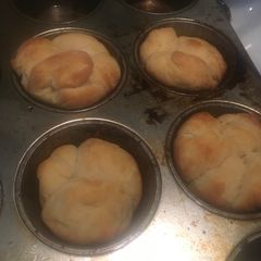 A picture of Clover leaf luncheon rolls.