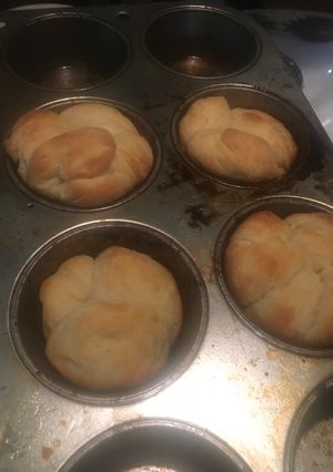 A picture of Clover leaf luncheon rolls.
