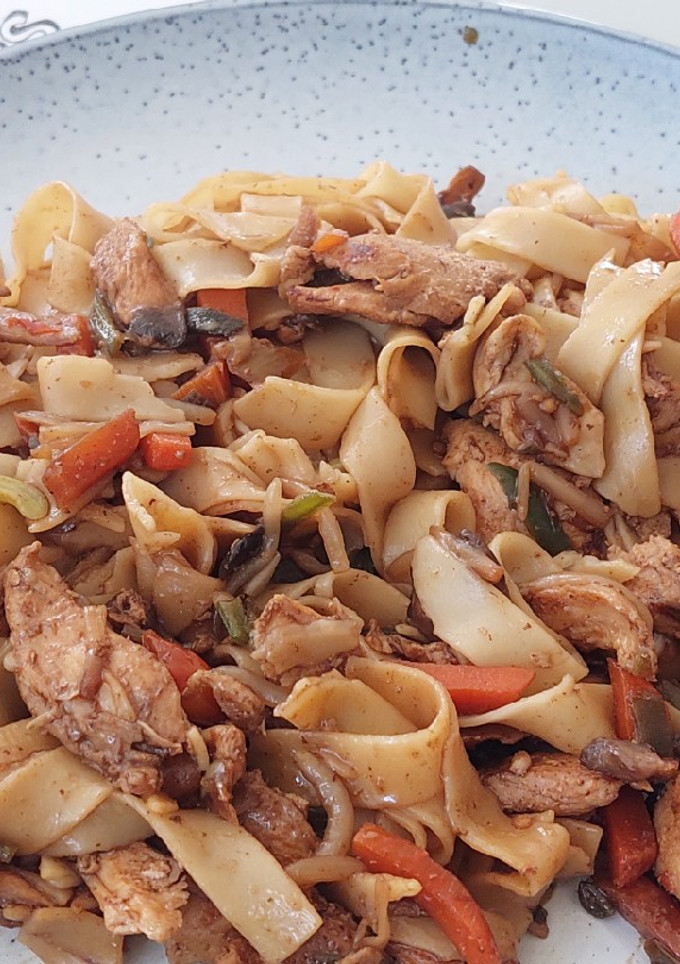 Una foto de Tallarín Salteado con chapsui de pollo