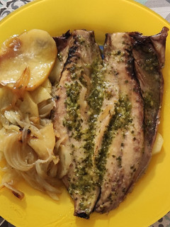 Una foto de Dorada y caballa con patatas al horno