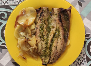 Foto principal de Dorada y caballa con patatas al horno