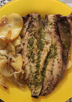Una foto de Dorada y caballa con patatas al horno