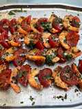 Brochettes de crevettes sauvages marinées coriandre et tomates