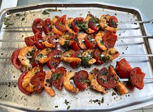 Une photo de Brochettes de crevettes sauvages marinées coriandre et tomates