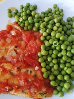 Una foto de Lomos de merluza a la plancha con sofrito y verduras