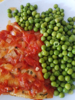 Una foto de Lomos de merluza a la plancha con sofrito y verduras