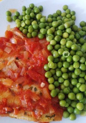 Una foto de Lomos de merluza a la plancha con sofrito y verduras