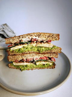 Une photo de Sandwich au tofu croustillant et avocat