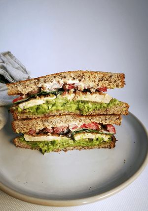 Une photo de Sandwich au tofu croustillant et avocat