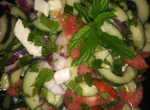 Una foto de Ensalada de pepino con queso fresco
