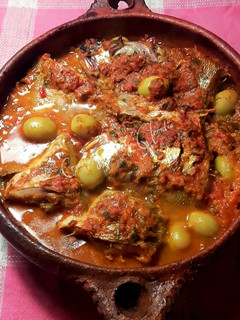 Una foto de Tajine de besugos a la lima encurtida con tomate y olivas