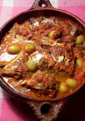 Una foto de Tajine de besugos a la lima encurtida con tomate y olivas