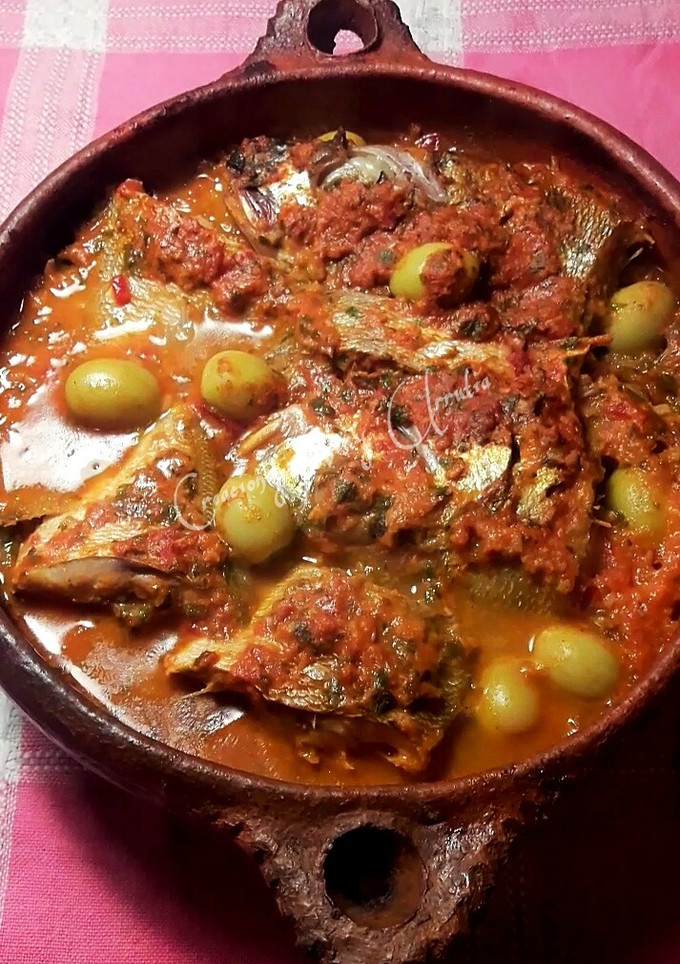 Una foto de Tajine de besugos a la lima encurtida con tomate y olivas