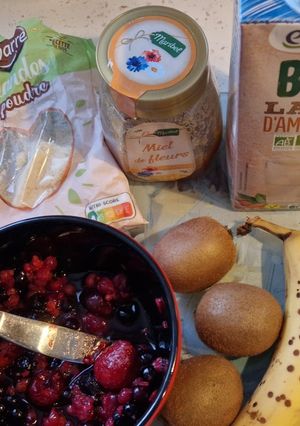 Une photo de Porridge Vitalité fruits rouges banane kiwi