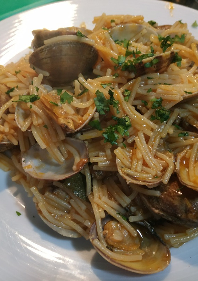 Una foto de Fideos con almejas a la marinera