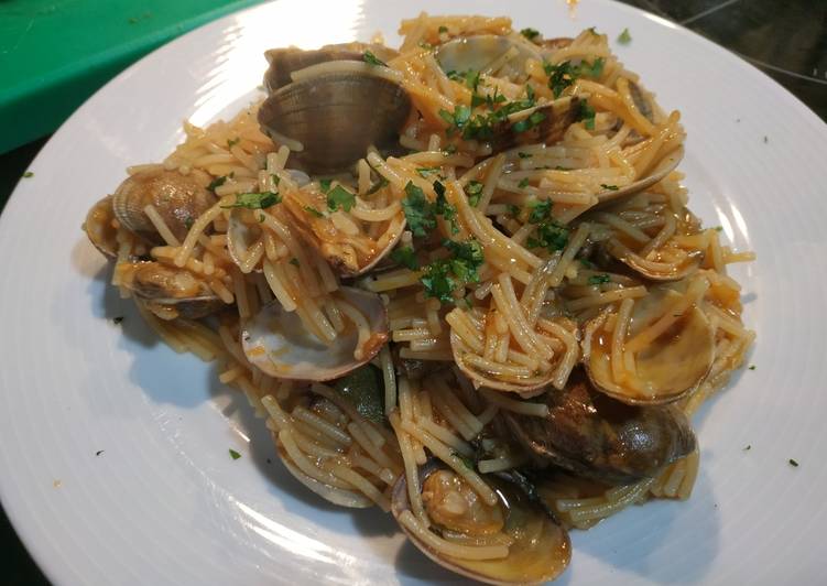 Fideos con almejas a la marinera