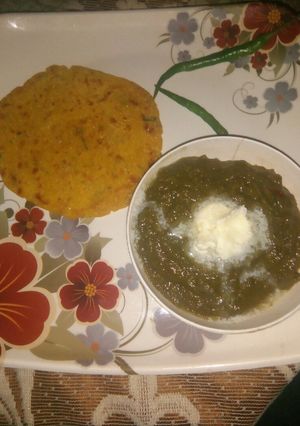 A picture of Makki Ki Roti with Sarso Saag.
