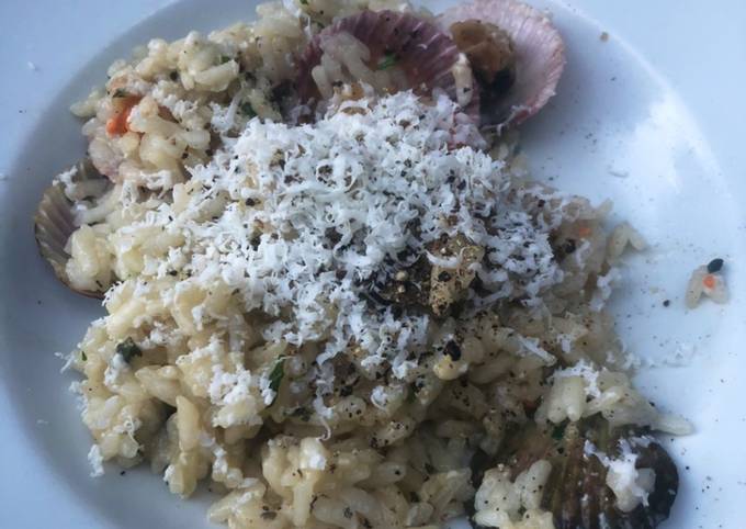Risotto con canestrei erbe aromatiche e ricotta salata
