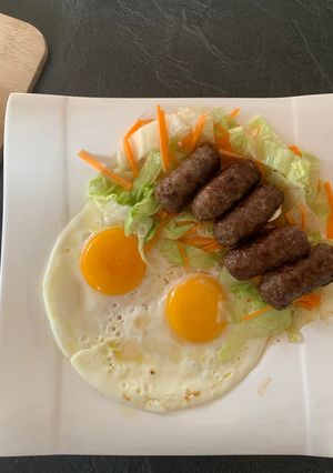 Hình của món Trứng ốp la, Cevapcici, salad.