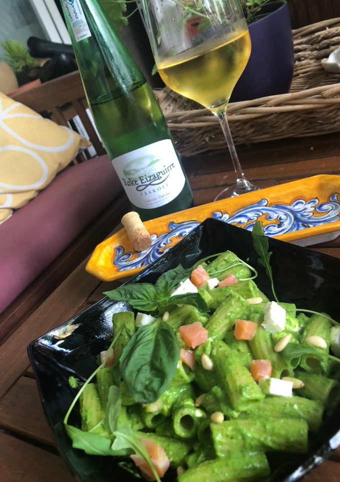 Una foto de Maccheroni con pesto de rúcula, salmón ahumado y queso feta