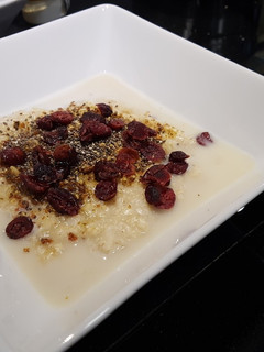 Una foto de Crema de avena y quinoa con semillas, arándanos y sirope de arce