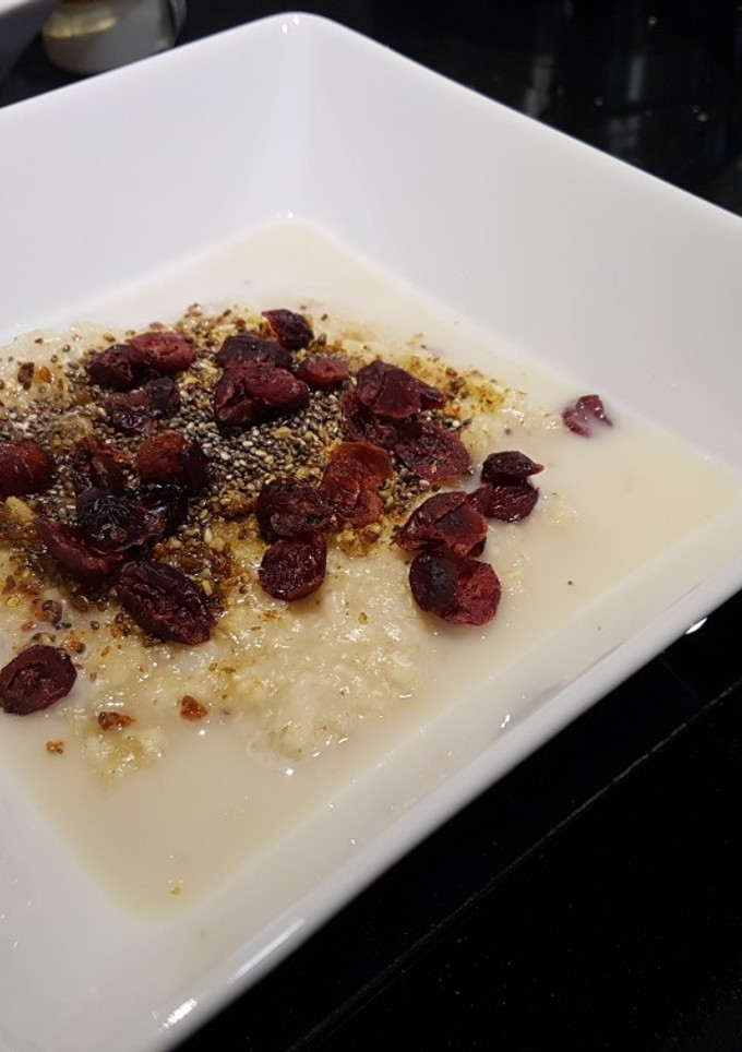 Una foto de Crema de avena y quinoa con semillas, arándanos y sirope de arce