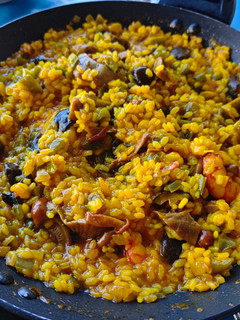 Una foto de Arroz a la cazuela con gambones y setas