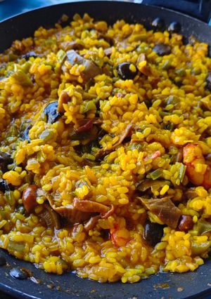 Una foto de Arroz a la cazuela con gambones y setas