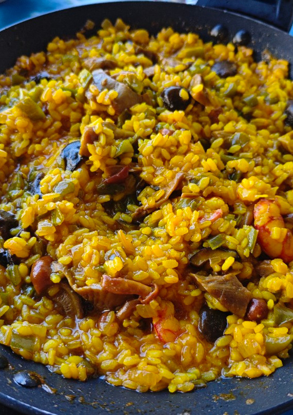 Una foto de Arroz a la cazuela con gambones y setas