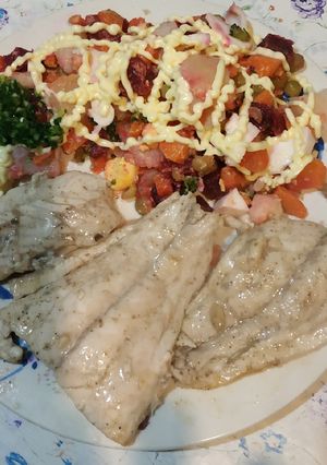 Una foto de Ensalada primavera con pescado a la plancha
