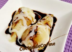 Una foto de Peras con leche condensada y salsa de chocolate