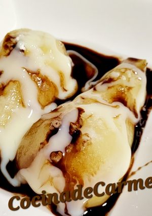 Una foto de Peras con leche condensada y salsa de chocolate