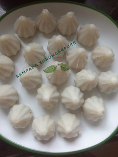 उकडीचे मोदक (ukdiche modak recipe in marathi) रेसिपी चे मुख्य फोटो