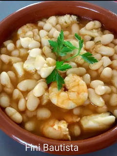 Una foto de Habichuelas o alubias con bacalao y langostinos