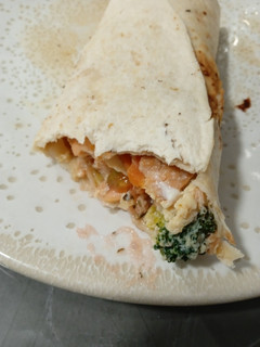 Una foto de Wrap de salmón y verduras