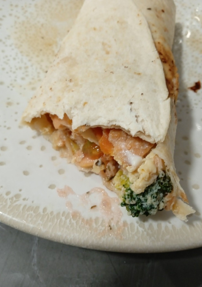 Una foto de Wrap de salmón y verduras