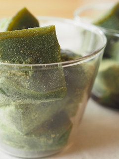 Una foto de Matcha Warabi mochi (抹茶わらび餅) muy gelatinoso