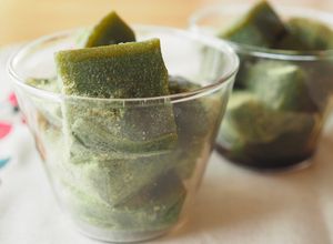 Una foto de Matcha Warabi mochi (抹茶わらび餅) muy gelatinoso