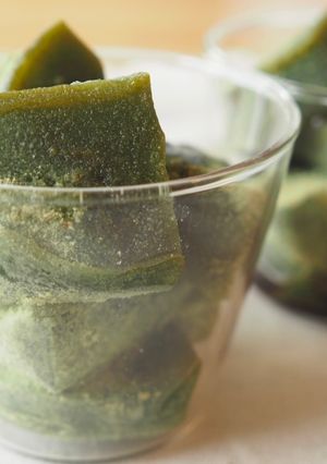 Una foto de Matcha Warabi mochi (抹茶わらび餅) muy gelatinoso