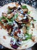 Kebab casero de pollo y cerdo con salsa yogur